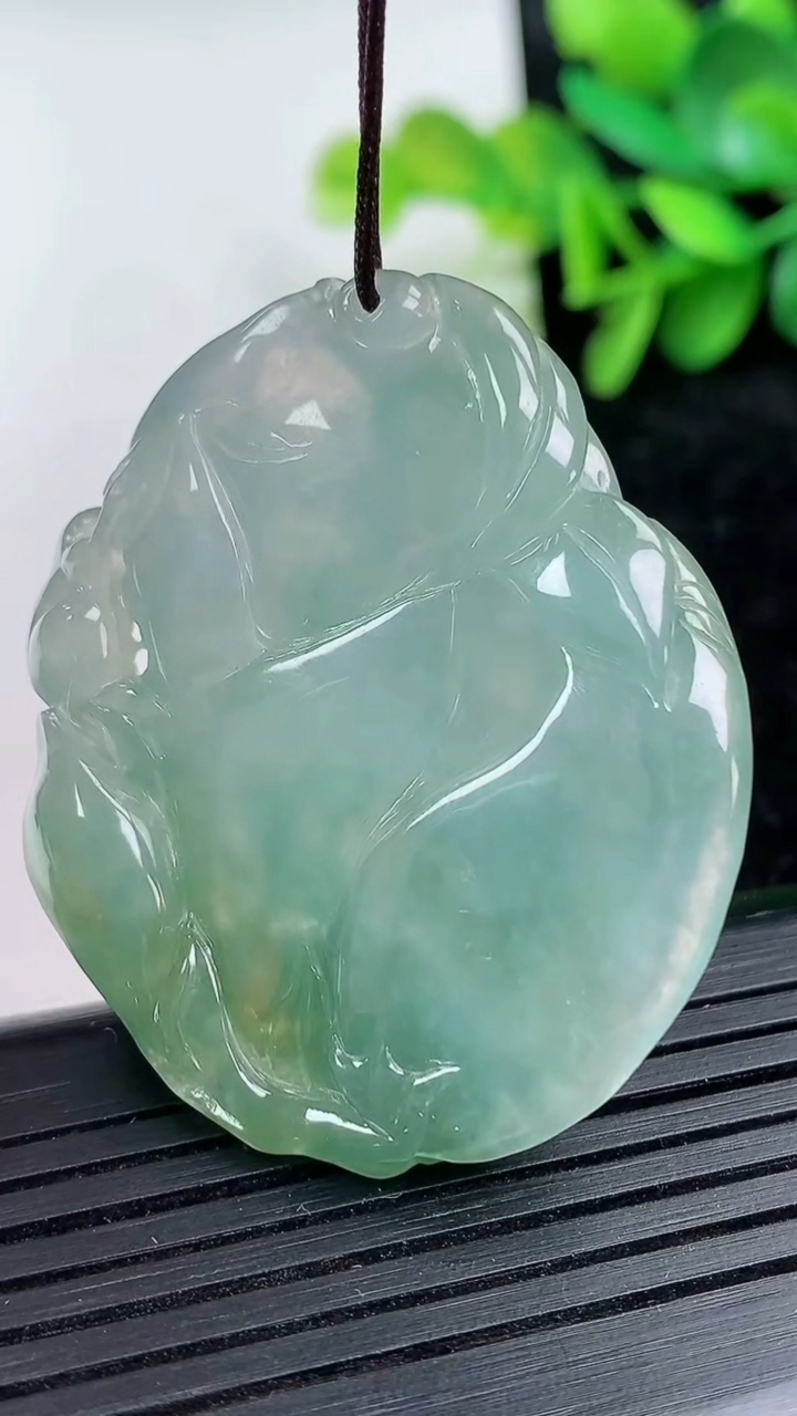 天然A货翡翠呱呱来财 莲蓬吊坠尺寸44-35.7-10.2重量:23.02g
3月28日