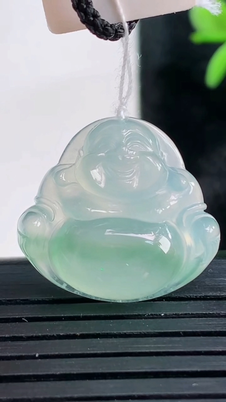 天然A货翡翠冰种飘花佛公吊坠尺寸20.9-22.7-5.8重量:4.48g
3月28日