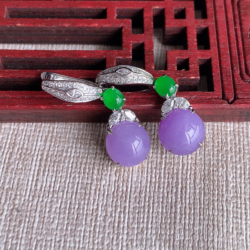 天然A货翡翠18K金伴钻镶嵌紫罗兰蛋面耳坠 
尺寸8.3-8.2-6.4mm 重量4.52g 032