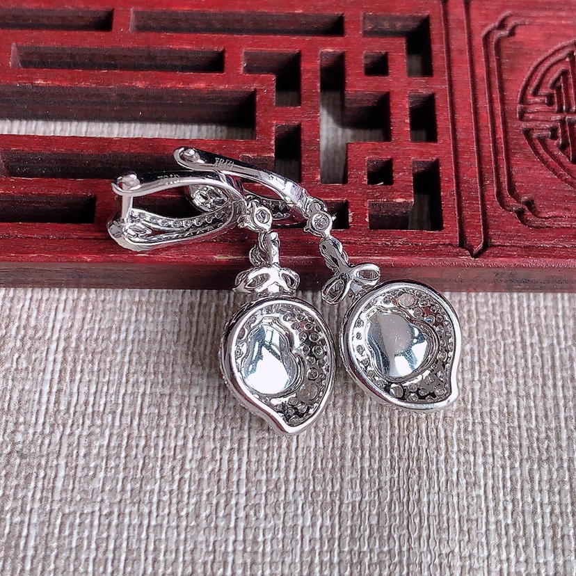 天然A货翡翠18K金伴钻镶嵌阳绿葫芦耳坠 
尺寸7.7-6.3-6mm 重量4.74g 0326