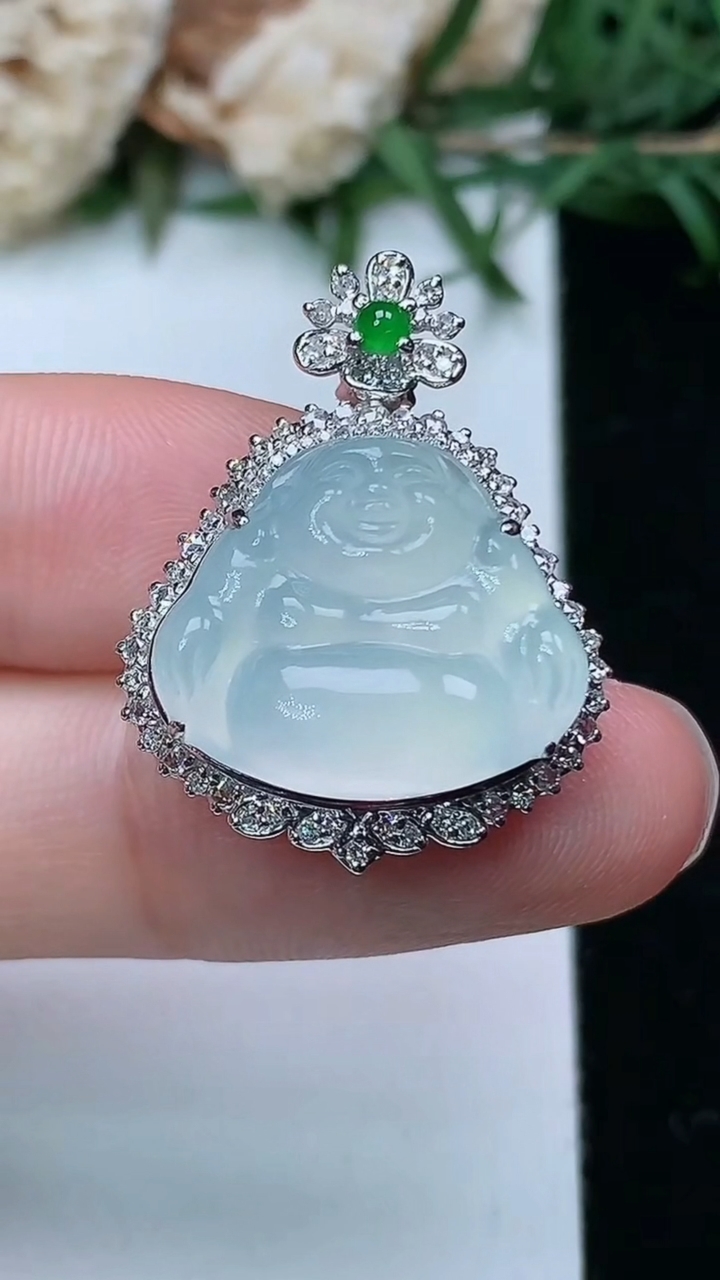 天然A货翡翠白冰佛公吊坠，尺寸27-20.6-9.4，裸石15-17.5，重量:4.41g
3月28