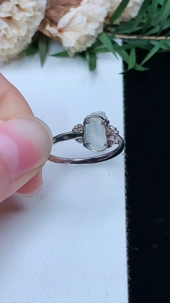 天然A货翡翠白冰貔貅戒指，尺寸17-9.4-7，重量:2.00g2026年3月28日
工厂直销收藏佳品,种好水足，色泽均匀，有种有色，上手高大气！