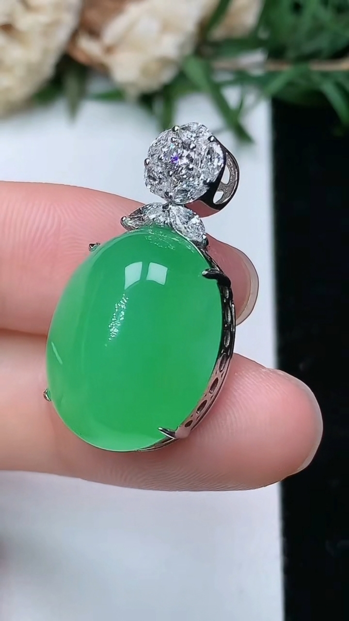 天然A货翡翠蛋面吊坠，尺寸28.2-18.4-15.3-12.6，重量:8.03g
3月28日