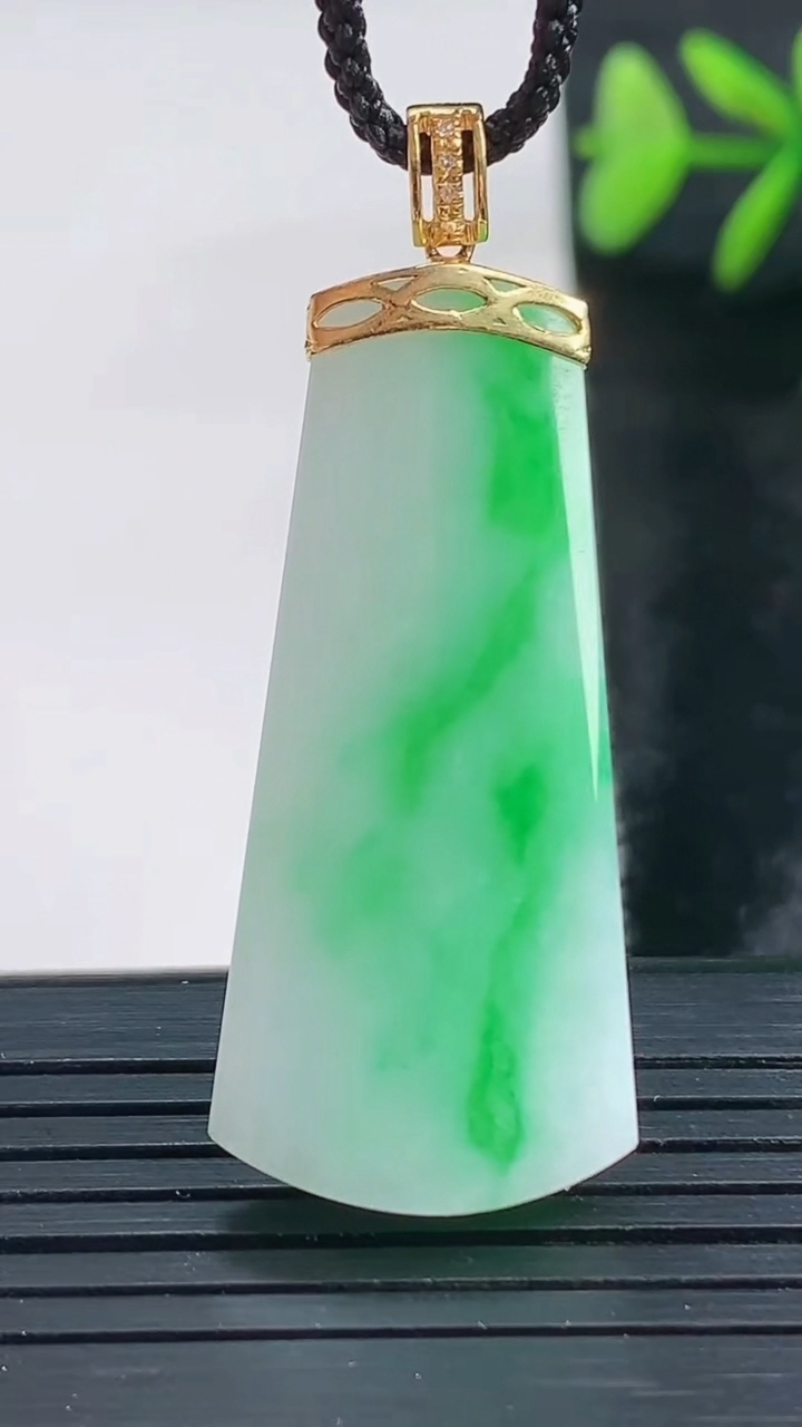 天然A货翡翠无事牌吊坠尺寸37.9-17-5.8重量:8.14g
3月28日