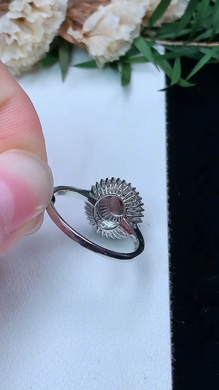 天然A货翡翠蛋面戒指，尺寸17-7.5-7.4，重量:2.30g2026年3月28日
工厂直销收藏佳品,种好水足，色泽均匀，有种有色，上手高大气！