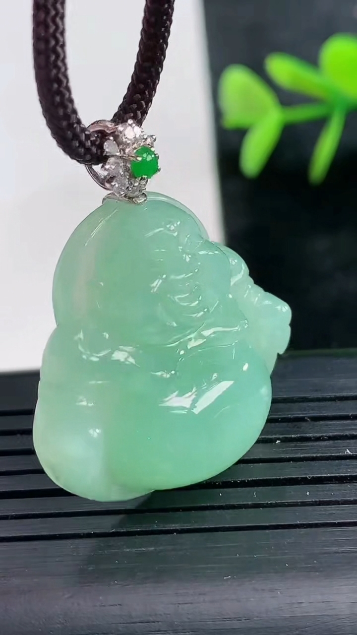 天然A货翡翠佛公吊坠尺寸25.8-27.7-8.5重量:9.59g
3月28日