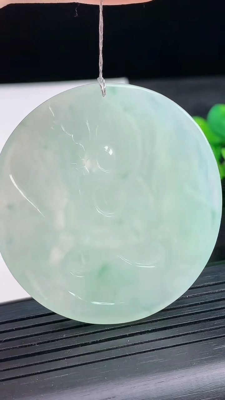 天然A货翡翠文殊菩萨吊坠尺寸50.2-48.8-5.4重量:27.96g
3月28日