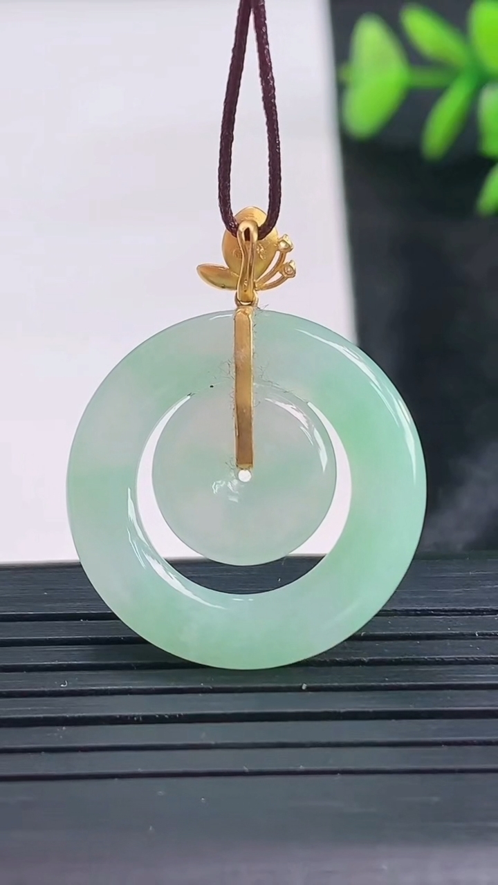 天然A货翡翠母子平安扣吊坠尺寸23.6-3重量:3.65g
3月28日