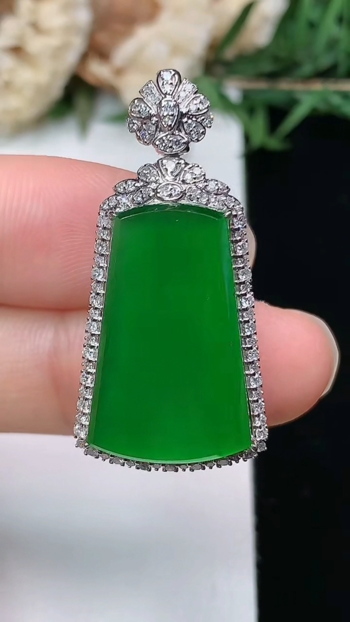 天然A货翡翠无事牌吊坠，尺寸33.5-16.2-9.3
3月28日