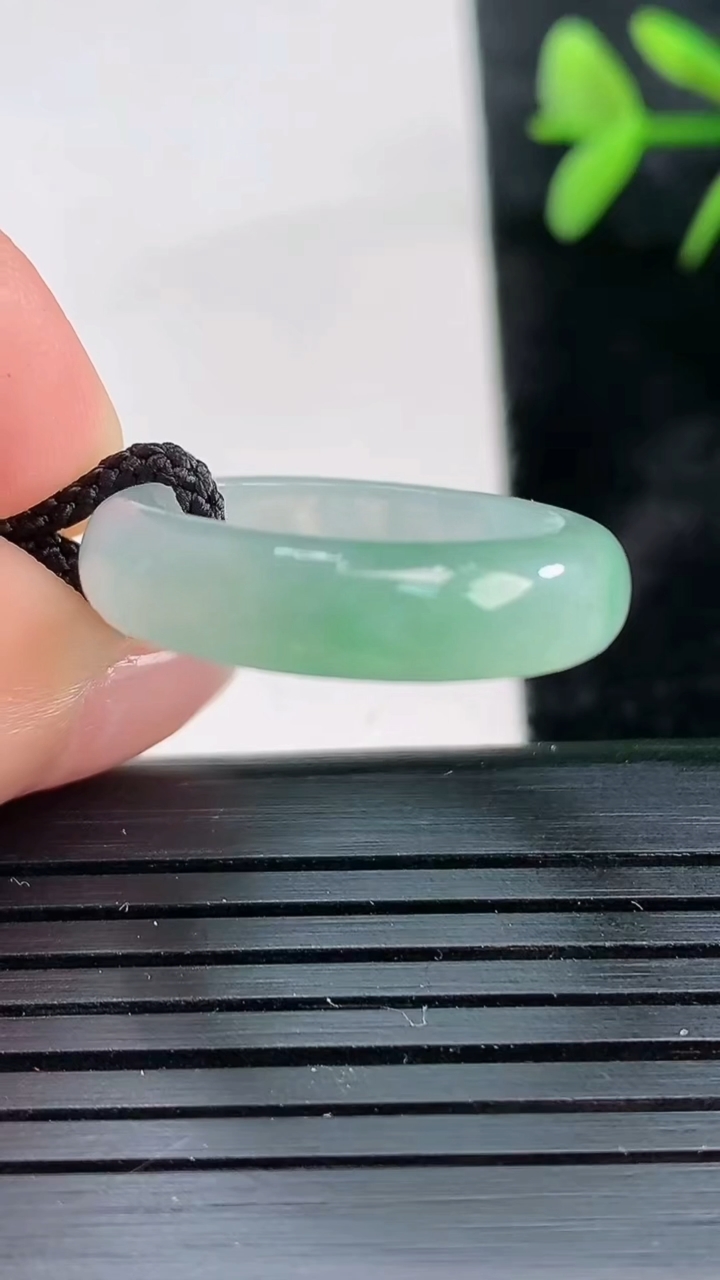 天然A货翡翠指环戒指尺寸17.4-5.4-3.2重量:3.39g2026年3月28日
工厂直销收藏佳品,种好水足，色泽均匀，有种有色，上手高大气！