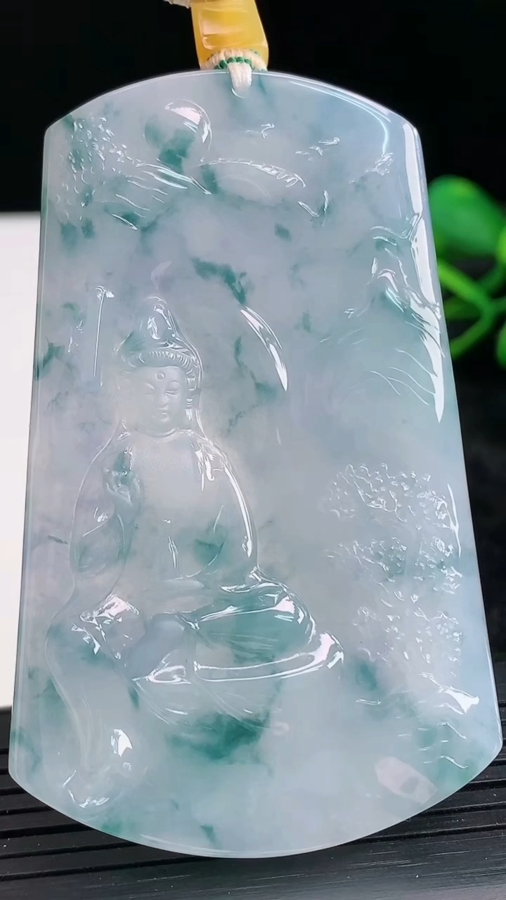 天然A货翡翠紫罗兰飘花山水观音菩萨吊坠尺寸68.7-43.1-3.9重量:36.95g
3月28日