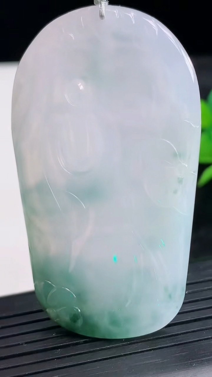 天然A货翡翠种飘花大日如来吊坠尺寸61.3-34.5-6.7重量:33.62g
3月28日