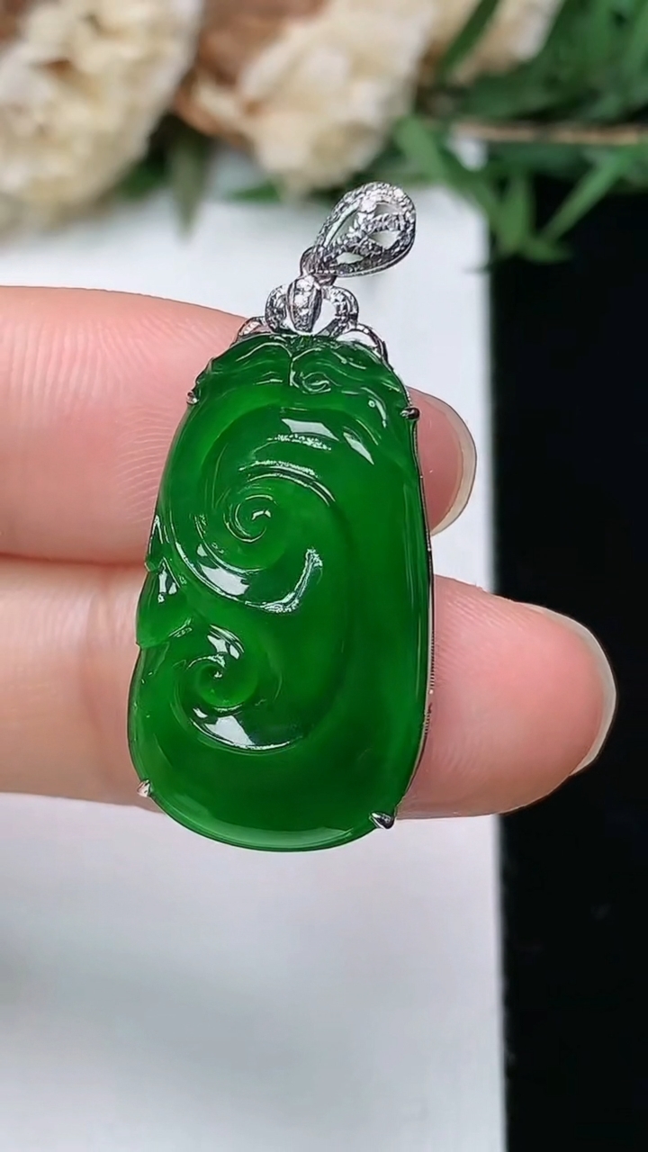天然A货翡翠如意吊坠，尺寸24-14-5.2，重量:3.10g
3月28日