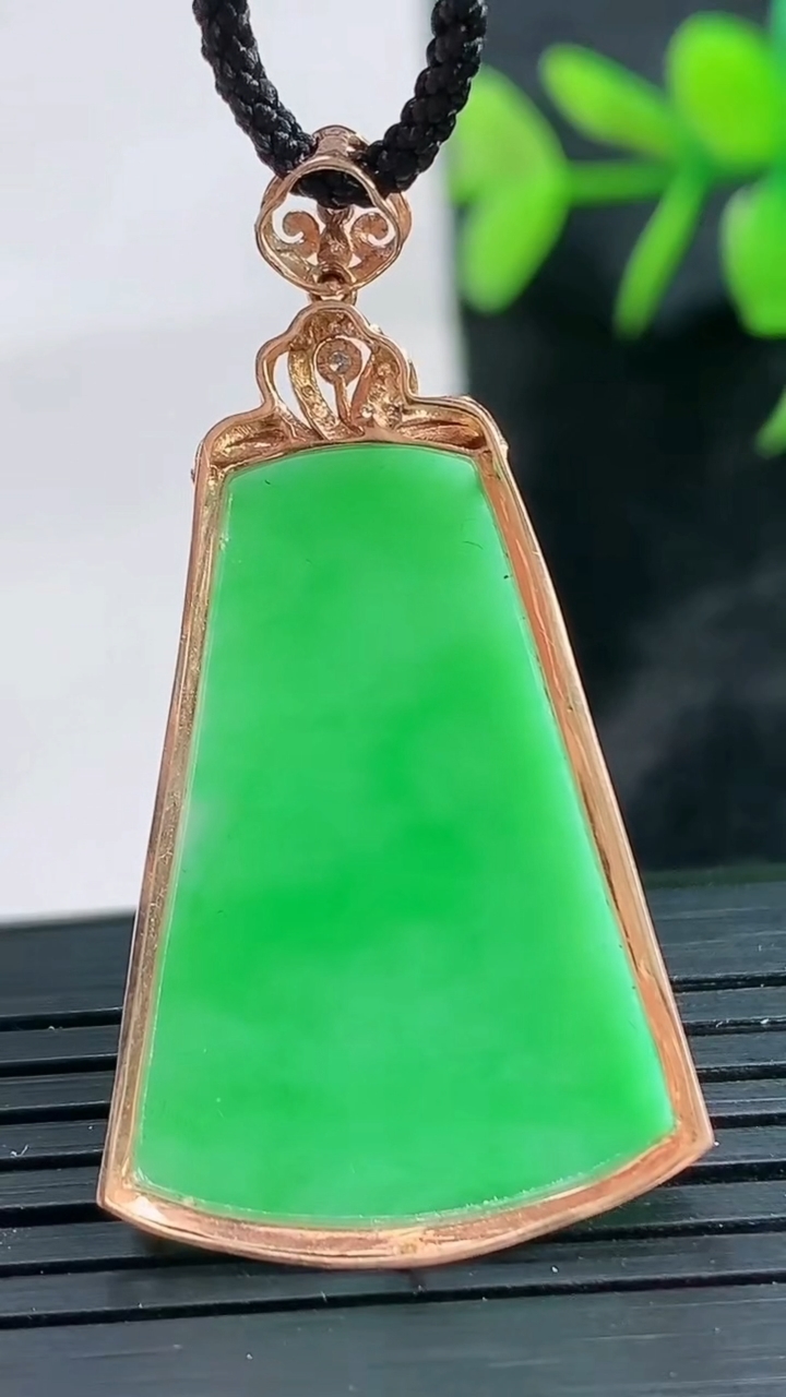 天然A货翡翠无事牌吊坠尺寸39.6-21.3-6.1重量:3.24g
3月28日