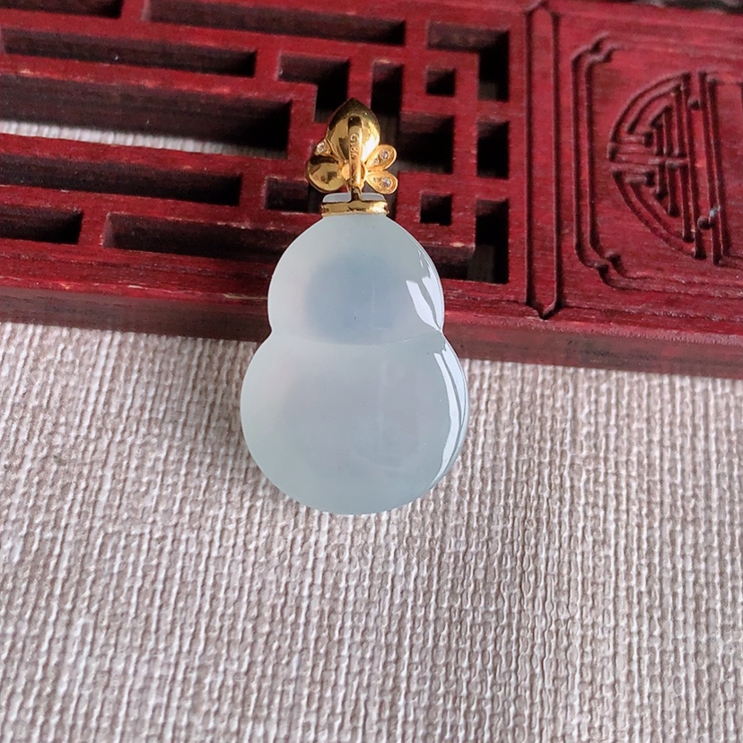 天然A货翡翠18K金扣头飘花葫芦吊坠 
尺寸29.8-22-16-7.5mm 重量4.68g 0327