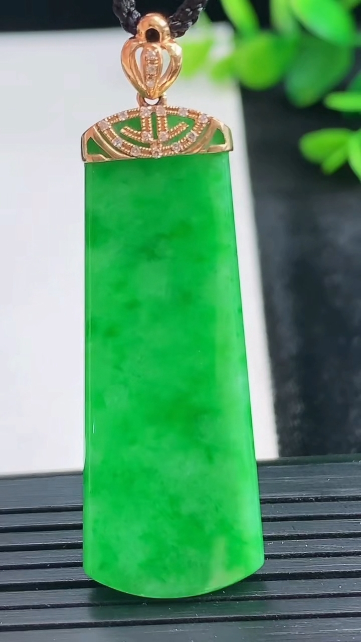 天然A货翡翠无事牌吊坠尺寸44.6-16.6-4.2重量:9.94g
3月28日