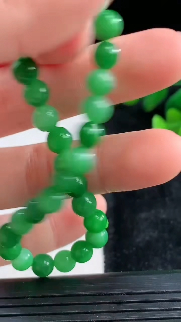 天然A货翡翠圆珠手串尺寸5.8-30颗重量:9.79g3月28日
工厂直销收藏佳品,种好水足，色泽均匀，有种有色，上手高大气！