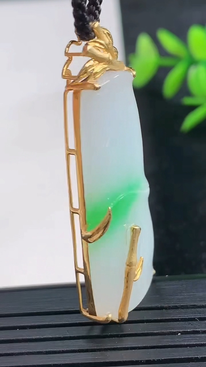 天然A货翡翠节节高升 竹节吊坠尺寸44-16.8-7.4重量:8.21g
3月28日