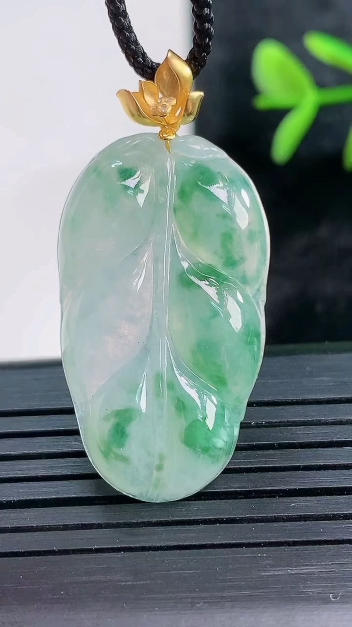 天然A货翡翠种飘花金枝玉叶 叶子吊坠尺寸32-18.6-4.7重量:5.74g
3月28日