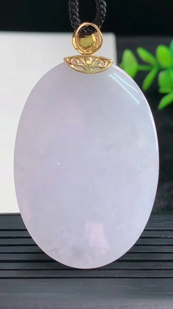 天然A货翡翠18K金紫罗兰蛋面吊坠尺寸48.7-33.2-12.5重量:39.56g
3月28日