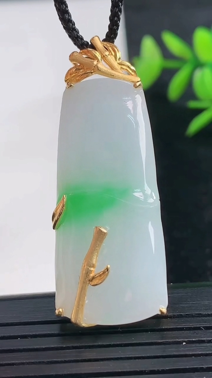 天然A货翡翠节节高升 竹节吊坠尺寸44-16.8-7.4重量:8.21g
3月28日