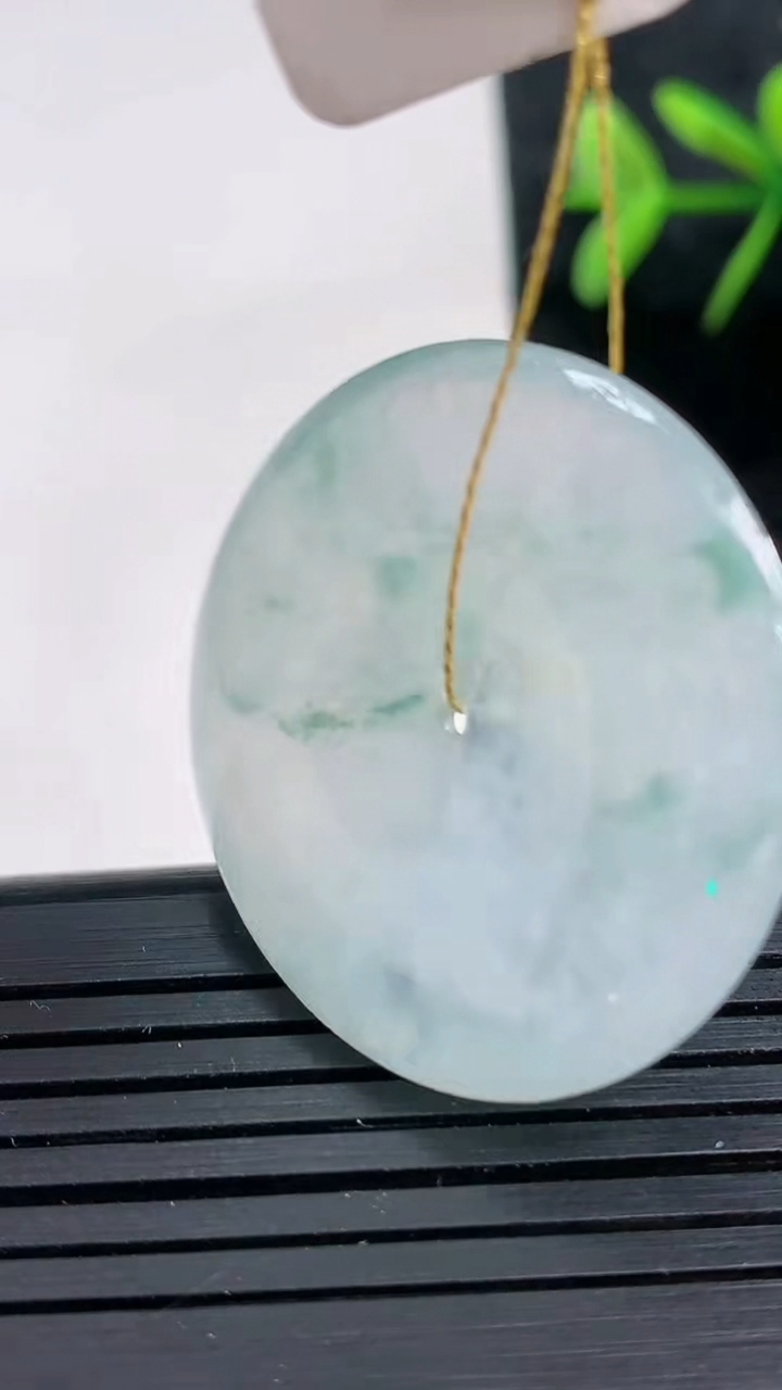 天然A货翡翠冰种飘花平安扣吊坠尺寸32.1-4.5重量:10.60g
3月28日