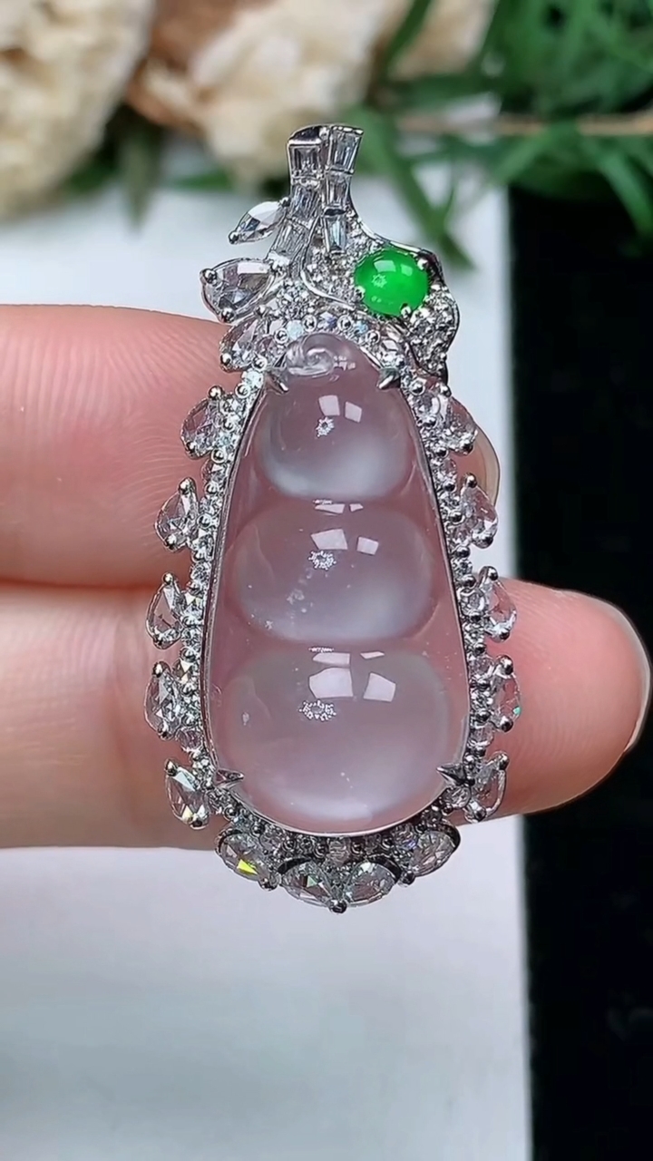 天然A货翡翠白冰福豆吊坠，尺寸35.3-16.9-11，裸石21.6-11.4，重量:4.67g
3