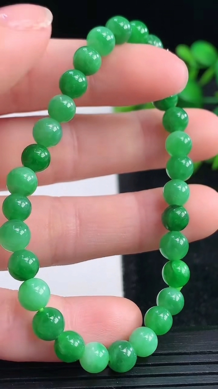 天然A货翡翠圆珠手串尺寸5.8-30颗重量:9.79g3月28日
工厂直销收藏佳品,种好水足，色泽均匀，有种有色，上手高大气！