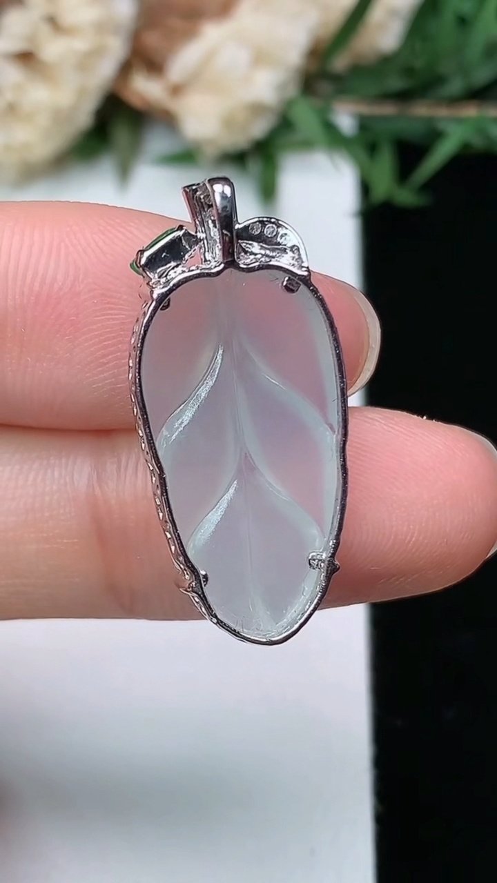 天然A货翡翠白冰金枝玉叶 叶子吊坠，尺寸22-12-5.3，重量:2.67g
3月28日