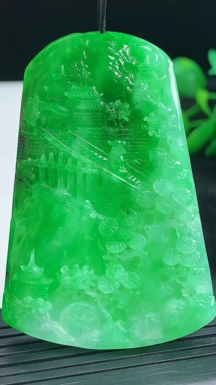 天然A货翡翠山水牌吊坠尺寸61.3-41.9-7.9重量:40.37g
3月28日