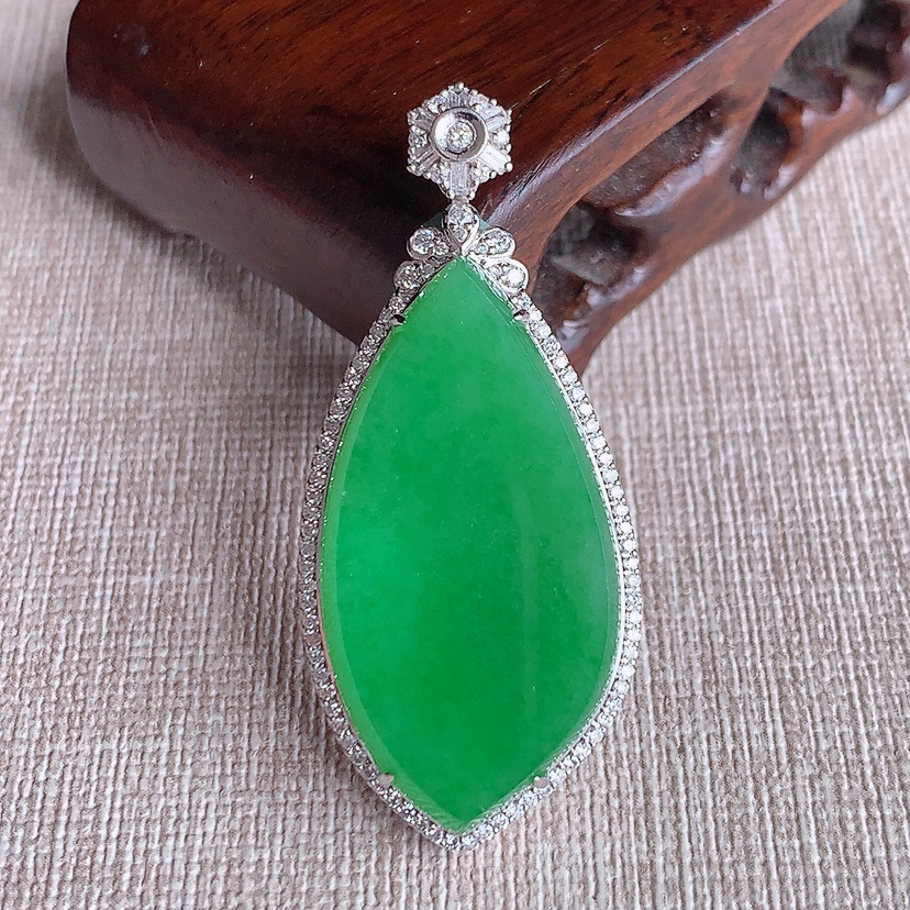 天然A货翡翠18K金伴钻镶嵌满绿水滴吊坠 
尺寸47-21-8裸石34.5-17.8mm 重量10.80g 0326