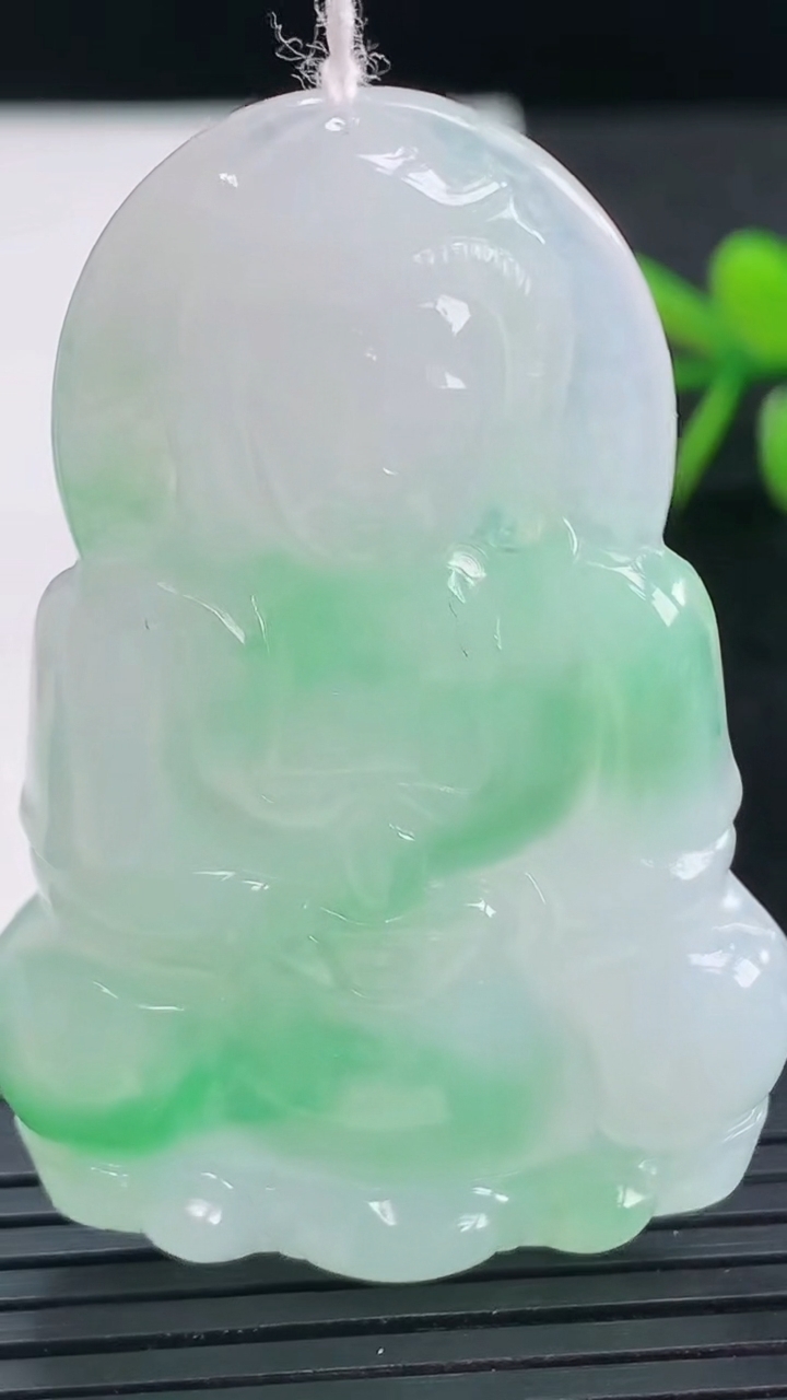 天然A货翡翠观音菩萨吊坠尺寸52.4-35.1-5.6重量:17.64g
3月28日
