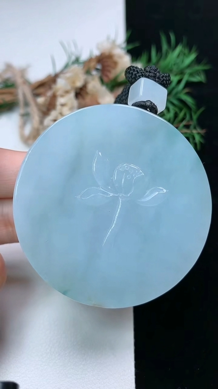 天然A货翡翠飘花素衣观音吊坠，尺寸53.7-12.9，重量:87.56g
3月28日