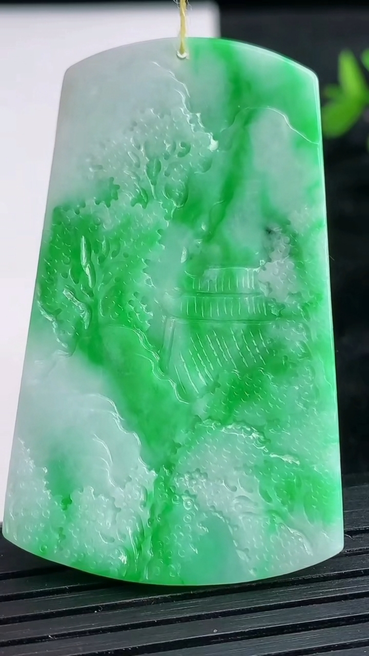 天然A货翡翠山水牌吊坠尺寸55.5-33.5-5重量:18.49g
3月28日