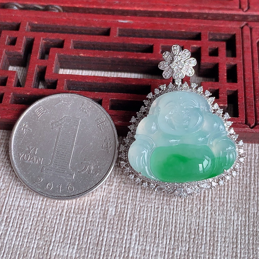 天然A货翡翠18K金伴钻镶嵌飘绿佛公吊坠 
尺寸34.5-28-12.5裸石19.8-23mm 重量9.00g 0326