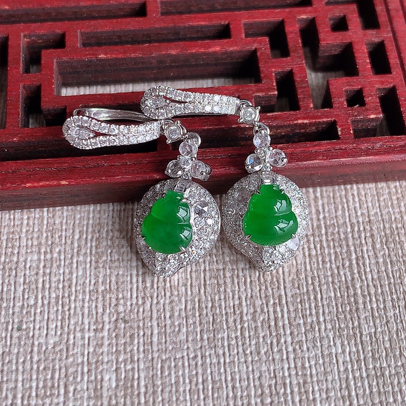 天然A货翡翠18K金伴钻镶嵌阳绿葫芦耳坠 
尺寸7.7-6.3-6mm 重量4.74g 0326