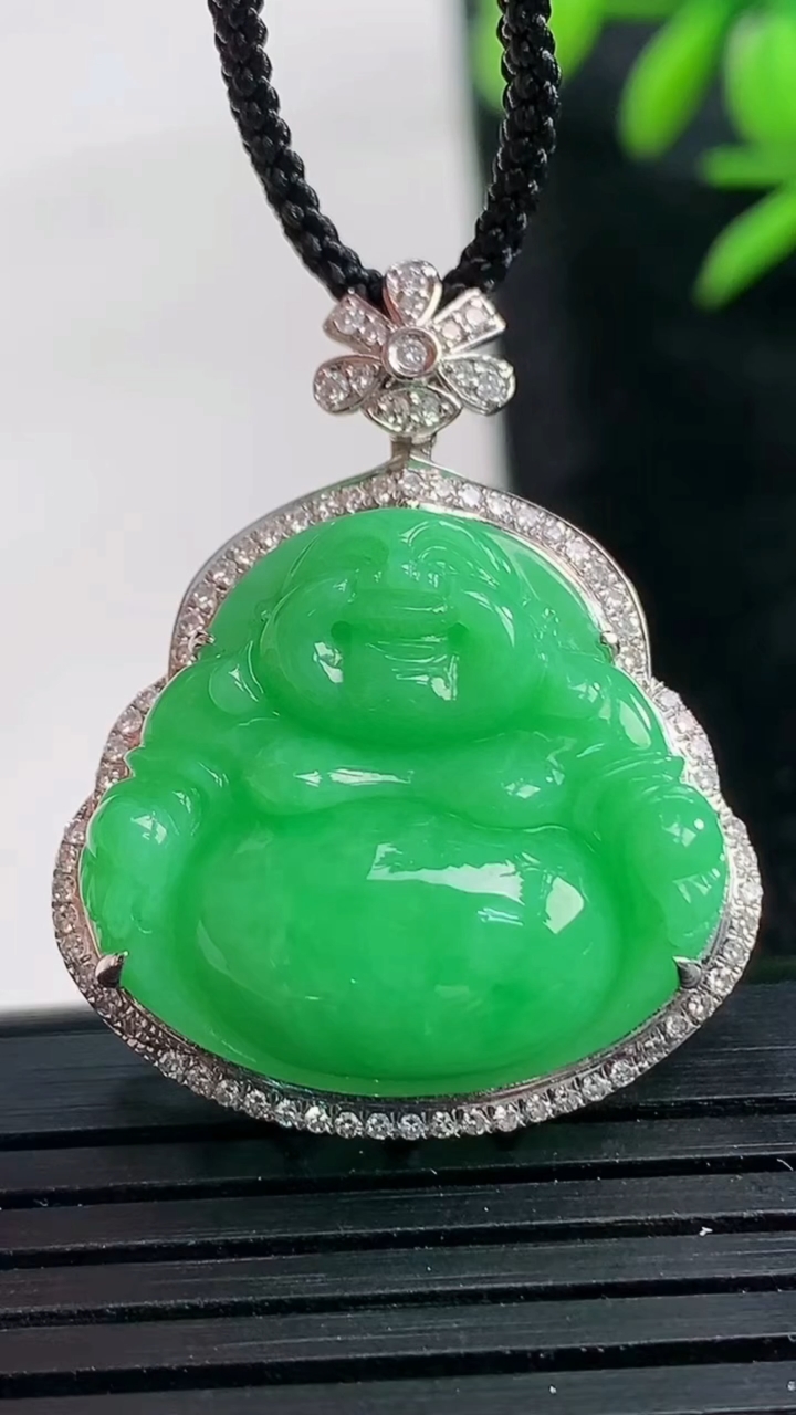 天然A货翡翠佛公吊坠尺寸31.5-25.2-10.2裸石20.8-22重量:6.23g
3月28日