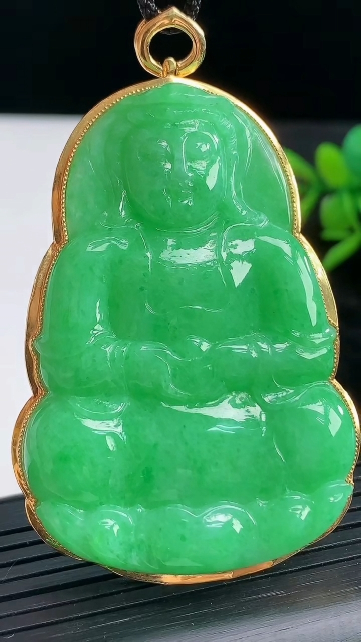 天然A货翡翠观音菩萨吊坠尺寸69.3-41.9-9重量:33.65g
3月28日