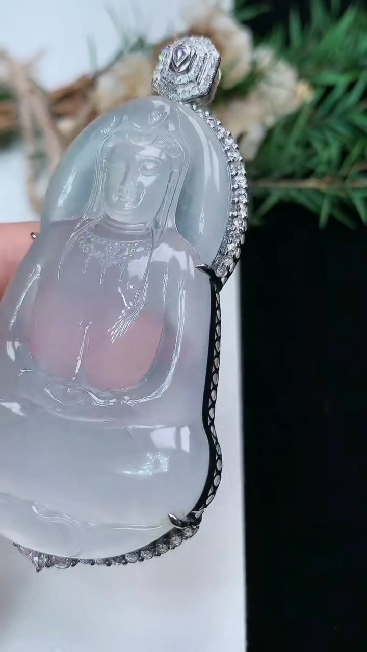 天然A货翡翠白冰素衣观音吊坠，尺寸75.5-60-37-12，重量:28.28g
3月28日