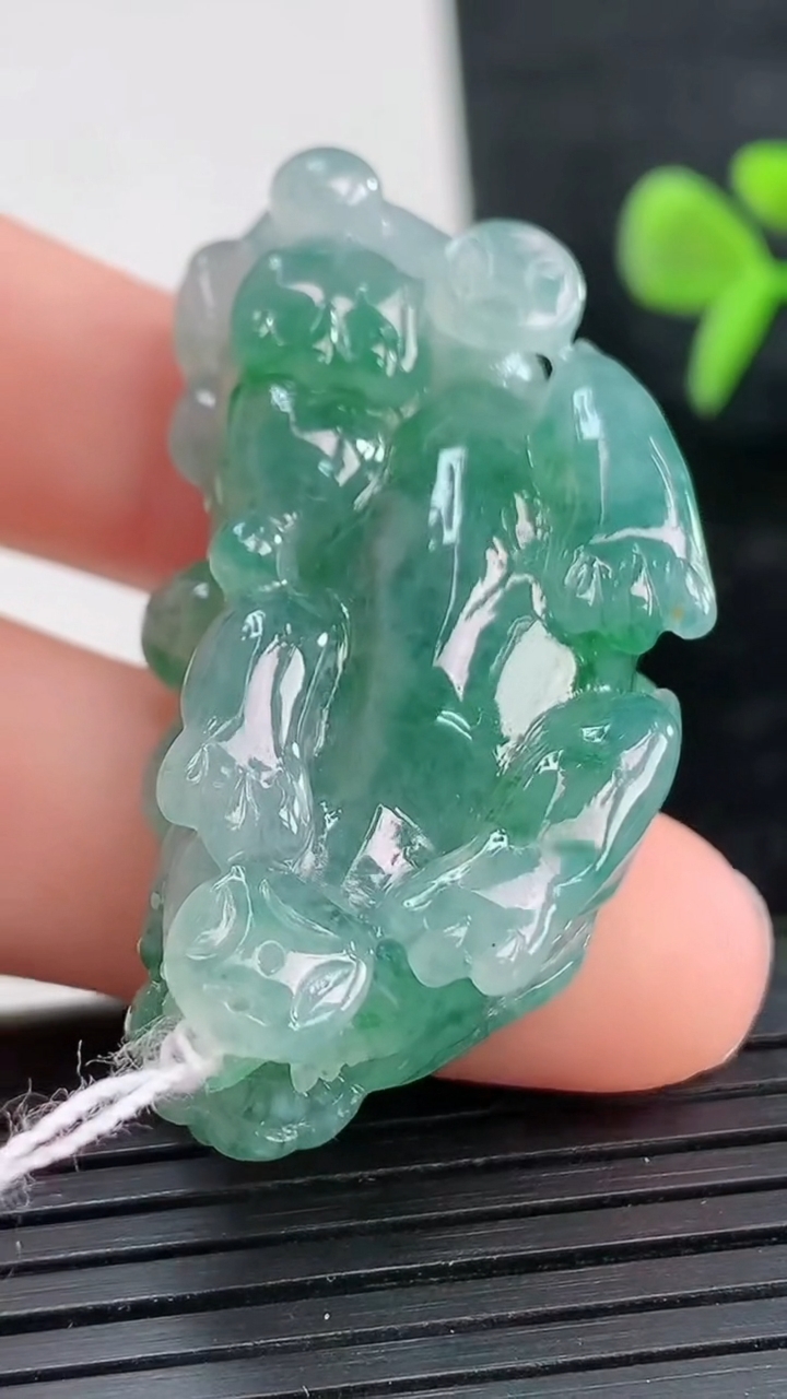 天然A货翡翠貔貅吊坠尺寸43.2-20.2-12.3重量:20.57g
3月28日