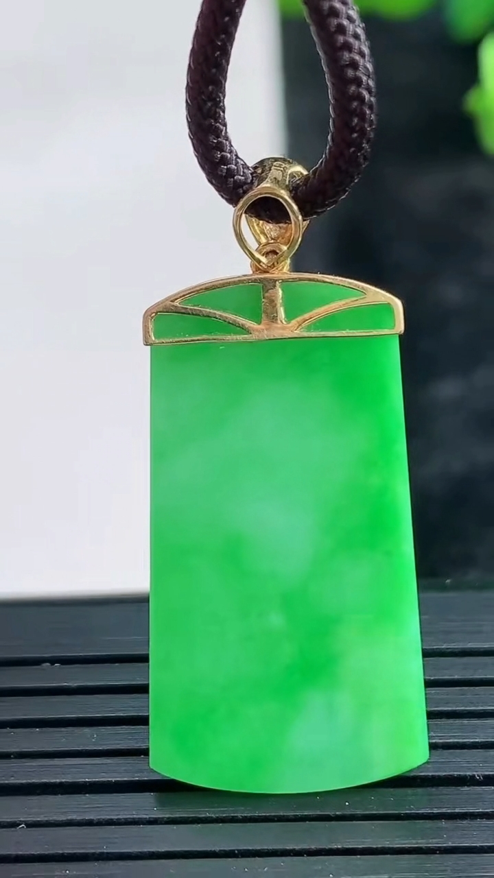 天然A货翡翠无事牌吊坠尺寸29.6-15.8-1.8重量:3.23g
3月28日