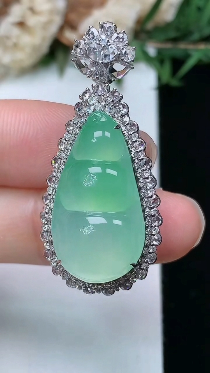 天然A货翡翠福豆吊坠，尺寸38.5-17.6-13.3，裸石23.5-12.8，重量:7.45g
3月28日