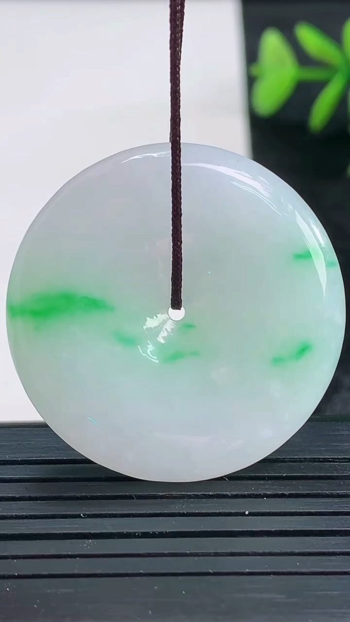 天然A货翡翠平安扣吊坠尺寸33.7-5.7重量:14.14g
3月28日