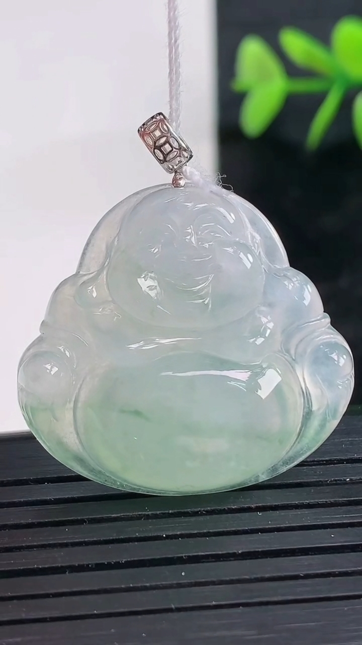 天然A货翡翠种飘花佛公吊坠尺寸28.6-30.8-5.7重量:8.23g
3月28日