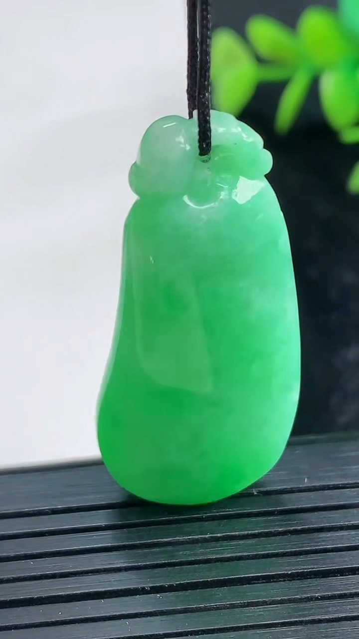 天然A货翡翠福瓜吊坠尺寸39.8-17.5-12.4重量:14.61g
3月28日