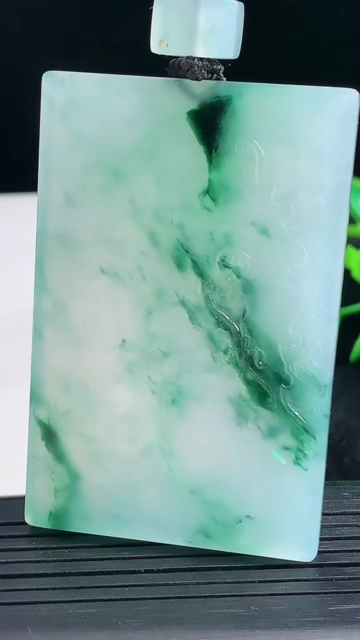 天然A货翡翠种飘花仿古无事牌吊坠尺寸61.5-40.4-5.7重量:51.67g
3月28日