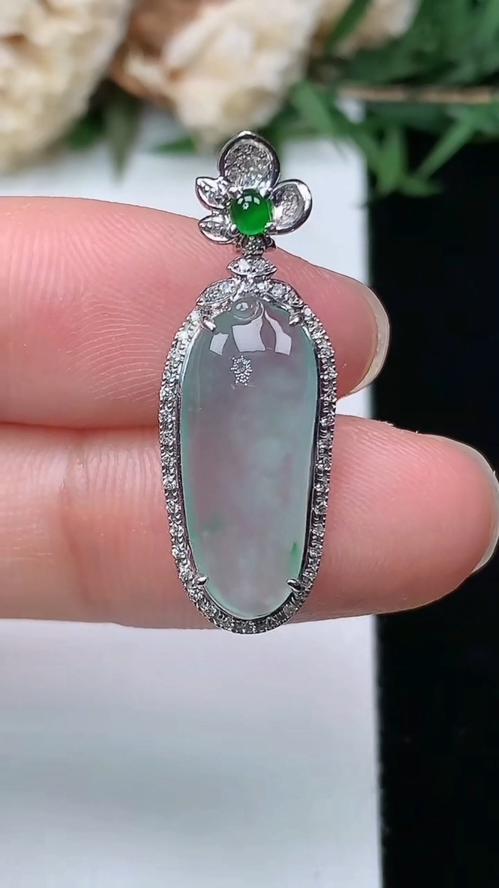 天然A货翡翠福瓜吊坠，尺寸27.9-9.9-6.2，裸石17.6-7.5，重量:2.00g
3月28日