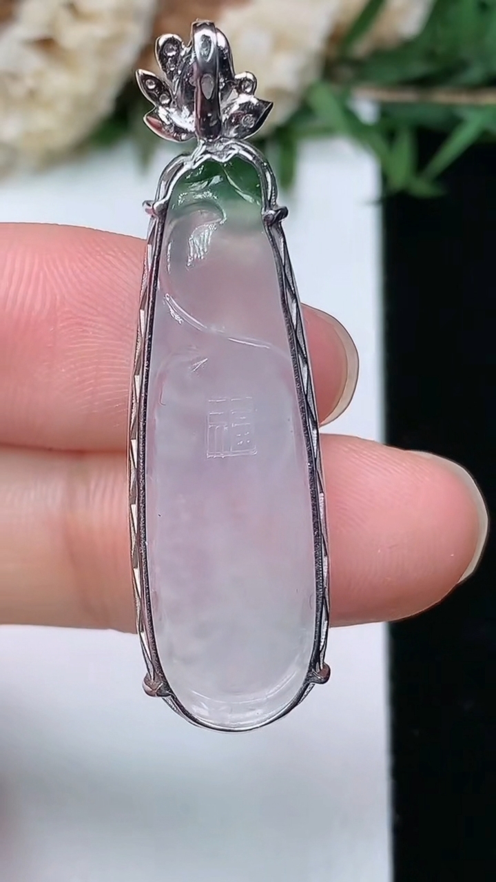 天然A货翡翠年年有余吊坠，尺寸33.5-11.6-6.6，重量:4.89g
3月28日