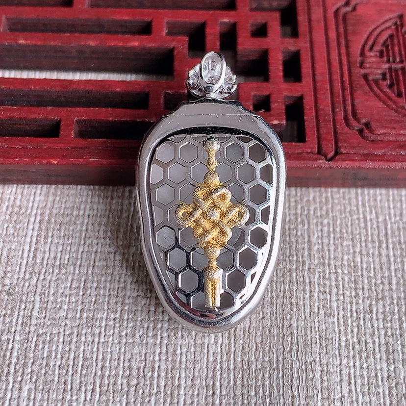 天然A货翡翠18K金伴钻镶嵌阳绿叶子金枝玉叶吊坠 
尺寸35.5-18.5-9.8裸石24.6-15.6mm 重量9.96g 0326