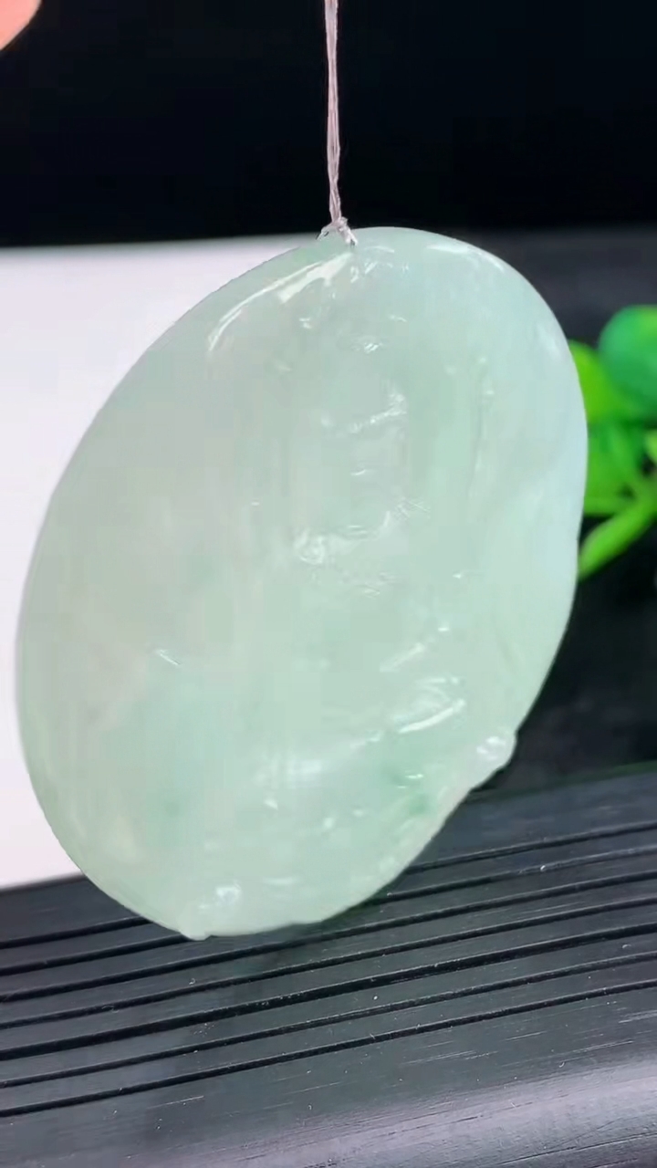 天然A货翡翠文殊菩萨吊坠尺寸50.2-48.8-5.4重量:27.96g
3月28日